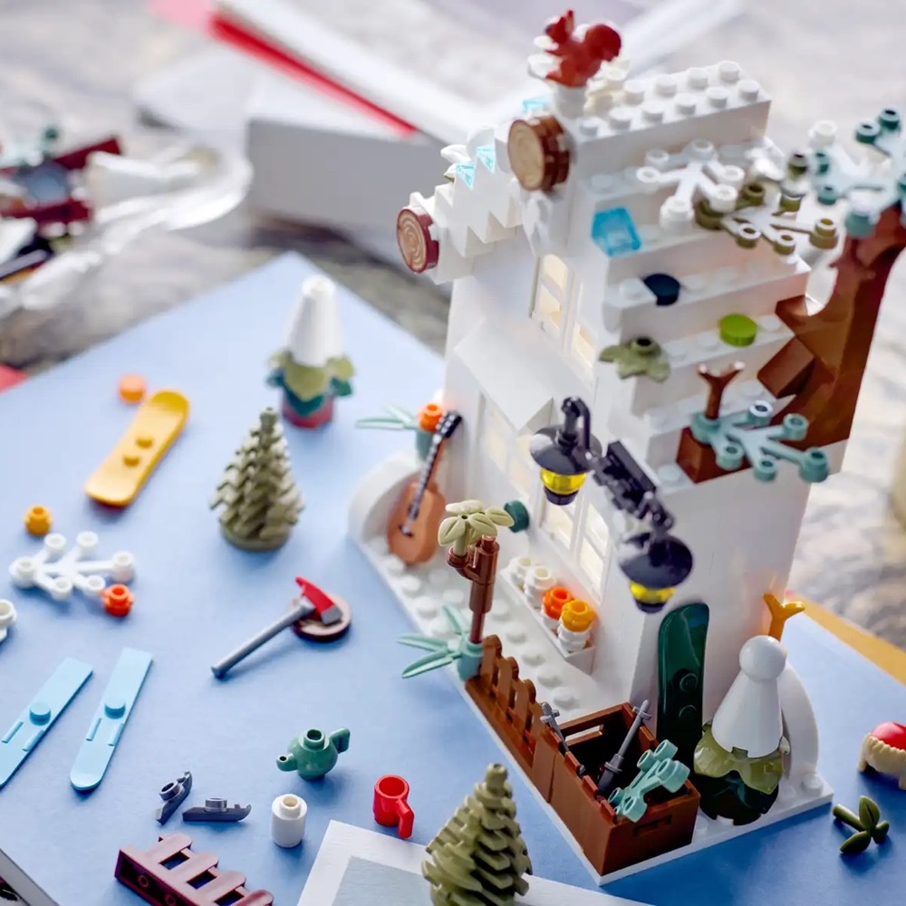 LEGO Spring (#40606) and Winter (#40610) VIP Sets - Picture 2 of 8